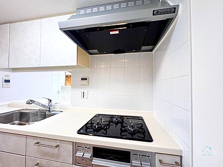 三口コンロを備えたキッチンは、毎日の料理をぐっと効率的で快適にしてくれます。複数の鍋やフライパンを同時に使えるので、忙しい朝食の準備や夕食のおかず作りもスムーズに。