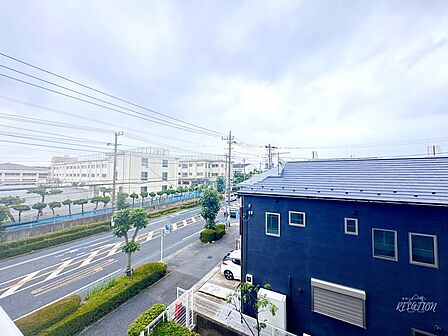 3階・南東角部屋だからこそ手に入るこの空間は、陽当たりと風通しの良さが魅力です。爽やかな海風を感じながら味わうリラックスタイムは、日々の慌ただしさを忘れさせてくれる特別なひとときに。