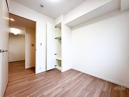 リビング横の洋室は、趣味の部屋や子供部屋等、マルチな使い方が可能な空間です。家族の成長やライフスタイルの変化に合わせて、自由に使い分けることができる点が魅力です。