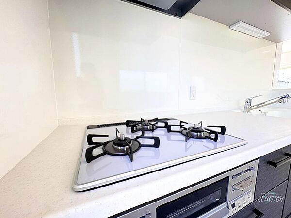 三口コンロを備えたキッチンは、毎日の料理をぐっと効率的で快適にしてくれます。複数の鍋やフライパンを同時に使えるので、忙しい朝食の準備や夕食のおかず作りもスムーズに。