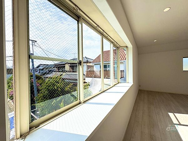 陽当たりの良いリビングでは、自然と調和した居心地の良い空間が生まれます。窓からの景色や季節の変化を楽しむことができ、自然を身近に感じることができます♪