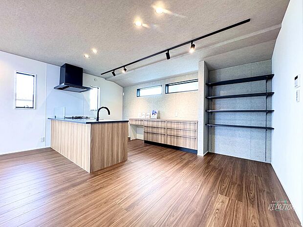 LDKの中心には、まるでお洒落なカフェのような、木目調のオープンキッチン！料理をしながらリビング全体を見渡せるため、遊ぶお子様を見守ったり、学校帰りの会話を楽しんだりと、家族の絆が自然と深まります。