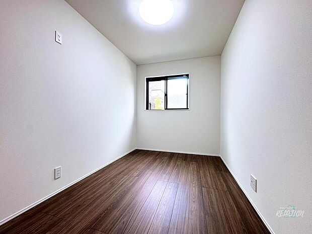 主寝室はプライベートな空間として、快適な睡眠環境を提供します！十分な広さと明るさがあり、リラックスした時間を過ごすことができます♪