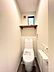 トイレ：白を基調としたトイレは、清潔感があり明るい雰囲気が特徴です！いつでも気持ちよく利用できる、快適な空間となっております♪便利な収納棚付き！