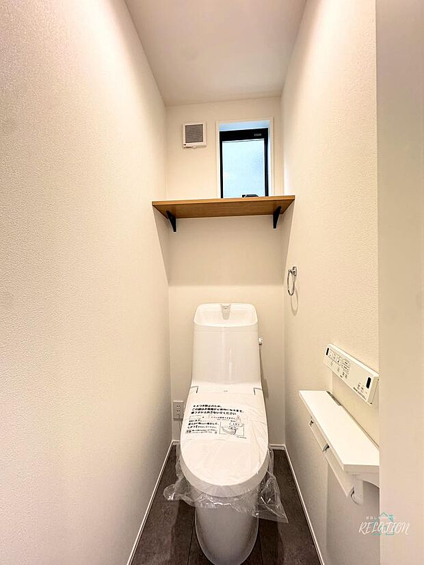 白を基調としたトイレは、清潔感があり明るい雰囲気が特徴です！いつでも気持ちよく利用できる、快適な空間となっております♪便利な収納棚付き！