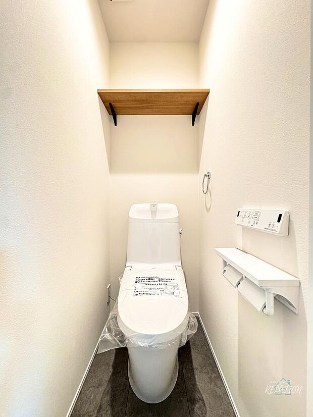白を基調としたトイレは、清潔感があり明るい雰囲気が特徴です！いつでも気持ちよく利用できる、快適な空間となっております♪便利な収納棚付き！