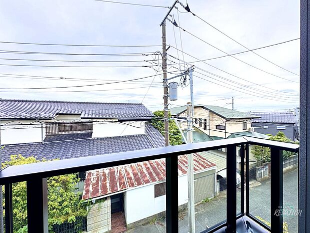 バルコニーに出ると一面に青空が広がり、自然の光を感じながら、気持ち良い時間を過ごすことができます！
