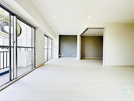 ※同施工会社施工例 陽当たりの良いリビングでは、自然と調和した居心地の良い空間が生まれます。窓からの景色や季節の変化を楽しむことができ、自然を身近に感じることができます♪