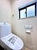 トイレ：白を基調としたトイレは、清潔感があり明るい雰囲気が特徴です！いつでも気持ちよく利用できる、快適な空間となっております♪窓があるため明るい印象ですね♪