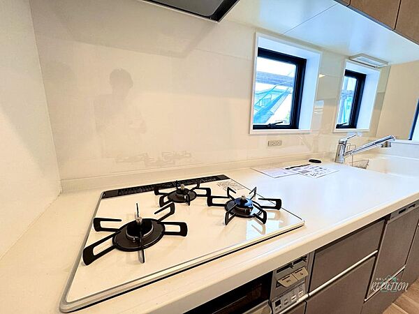 三口コンロを備えたキッチンは、毎日の料理をぐっと効率的で快適にしてくれます。複数の鍋やフライパンを同時に使えるので、忙しい朝食の準備や夕食のおかず作りもスムーズに。