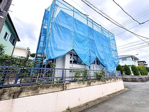 外壁・屋根の塗装施工済みで、新築さながらの美しさと高い耐久性を実現。購入後にかかる高額な将来のメンテナンス費用を大幅に削減でき、入居直後から余計な出費の心配なく安心して快適に新生活をスタートできます。