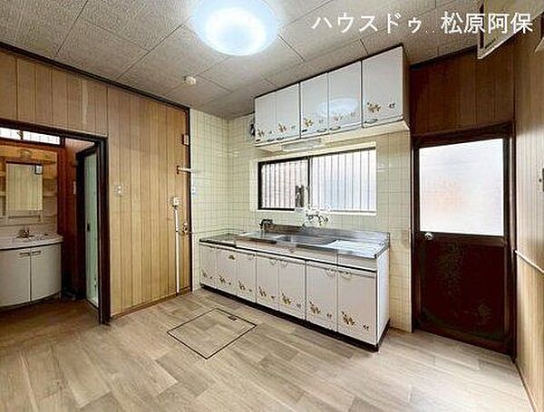 白を基調としたクリーンで大変美麗なキッチン空間です。