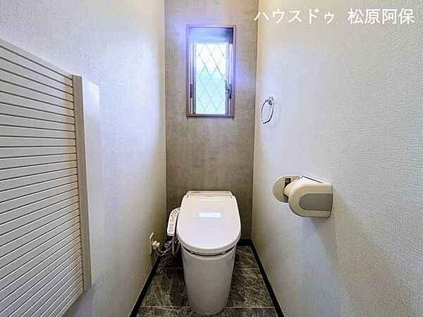 白を基調としたシンプルで清潔感あふれる空間設計。小窓が配置されているため、いつでも心地よく自然換気が行えて衛生的な状態をキープできます。毎日の暮らしの中で快適にお使いいただける仕様です。