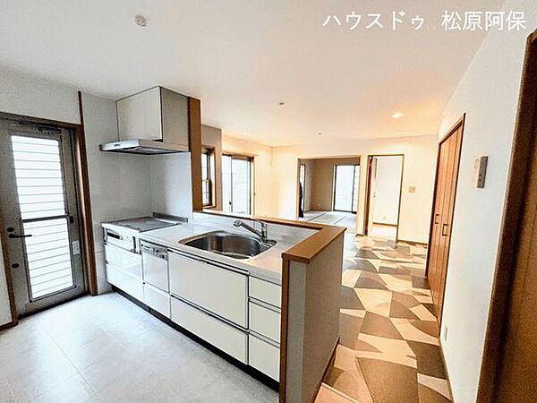 ご家族との会話が弾む開放的な対面式カウンターキッチン！リビング全体を見渡せるので、小さなお子様がいても安心です。お洒落なアクセント床が引き立つ、明るくゆとりあるLDK空間が広がります。