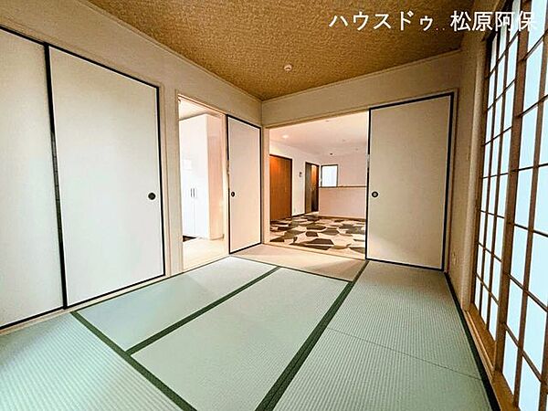 LDKとフラットに繋がり、多目的に使える便利な和室。引き戸を開ければ開放的な大空間に、閉めれば客間や寝室、お子様のプレイルームとしても大活躍！畳の心地よい香りに包まれて、ゆったりと寛げます。
