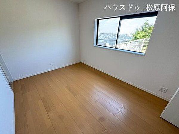 明るい木目調のフローリングが心地よい洋室です。