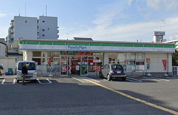 ファミリーマート 一津屋3丁目店 300m