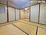 和室：多用途に使える1階約6帖の和室キッチンから直接出入りができるレイアウトで、リビングやダイニング代わりにも最適です。
