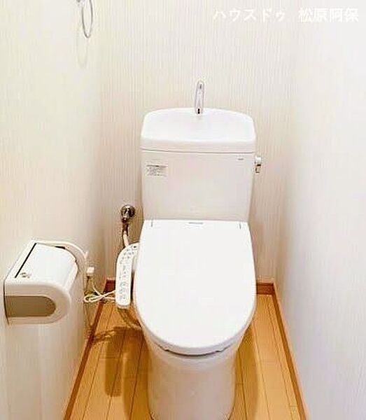自然光が差し込む明るくクリーンなトイレ空間小窓から自然な風を採り入れることができ、いつでもスムーズに換気が行えます。白を基調とした清潔感のある内装で、毎日気持ちよくお使いいただける仕様です。