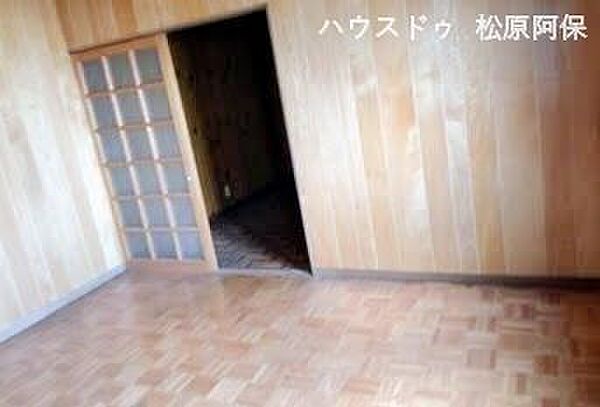 南向きバルコニーに面した明るい洋室。心地よい陽光と風が通り抜ける、プライベートな寛ぎのひとときを。