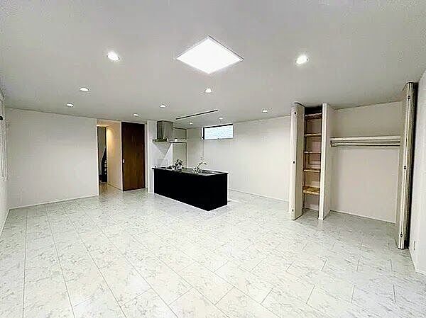 家族が自然と集まる、広々とした明るいリラックス空間