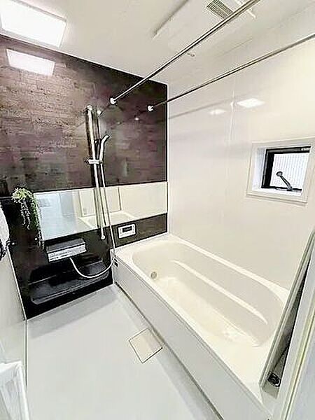 一日の疲れをゆったりと癒せる、シックな木目調パネルのバスルーム