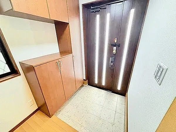すっきりとした玄関アプローチデザイン。