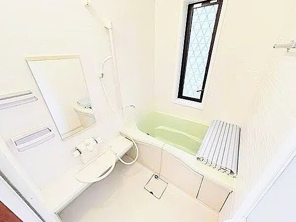ゆったりと足を伸ばして一日の疲れを心地よく癒やせる、清潔感のあるバスルーム。