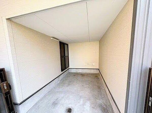 大切なお車を雨風から守りやすい、建物一体型のビルトインガレージ（1台駐車可能・車種による）。
