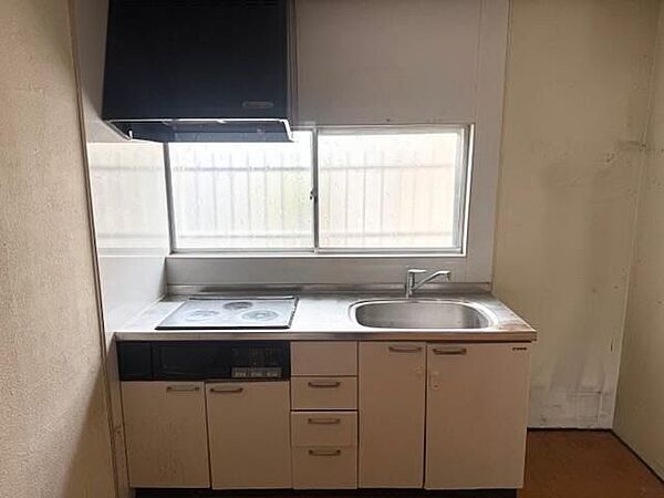 上下にしっかりと収納棚を備えたシステムキッチン。IHクッキングヒーター仕様で、お手入れもサッと拭くだけで簡単です。