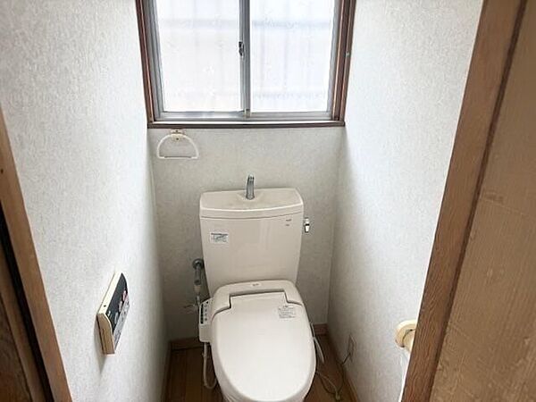快適にお使いいただける温水洗浄便座付きのトイレ。手洗いタンク付きで機能的です。