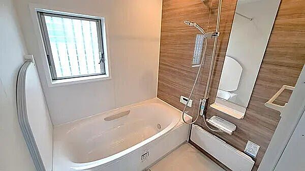 浴室高級感のある木目調パネルを採用したシステムバス。ゆったりとした浴槽で1日の疲れを心地よく癒せます。