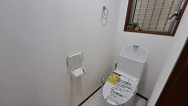 トイレスタイリッシュな温水洗浄便座付きトイレ。小窓付きで換気がしやすく、明るい空間に仕上がっています。