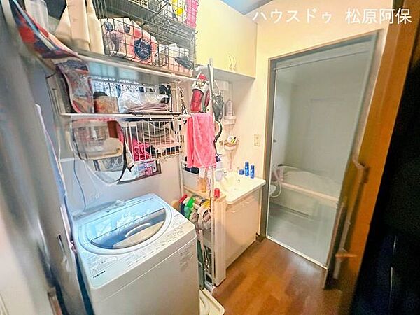 独立性の高い洗面脱衣所洗濯機置場と洗面台がコンパクトにまとまっており、上部や隙間を活かした収納力も確保しやすいレイアウトです。