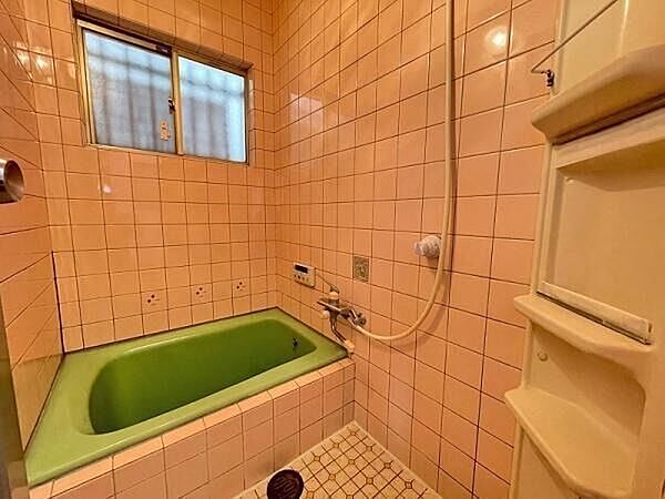 浴室淡いピンクのタイルがあたたかみを演出するバスルーム。小窓付きで換気もしやすく清潔に保てます。