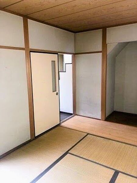 和室1階にある床の間と押入を備えた趣豊かな6帖の和室。客間やお子様のプレイルームにも最適です。