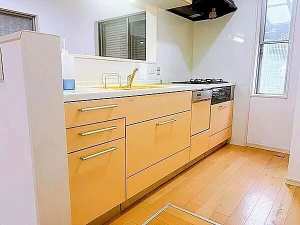 キッチンリビングのご家族と会話を楽しみながらお料理ができる対面式のカウンターキッチン。背後や上部にも豊富な収納スペースを備えています。