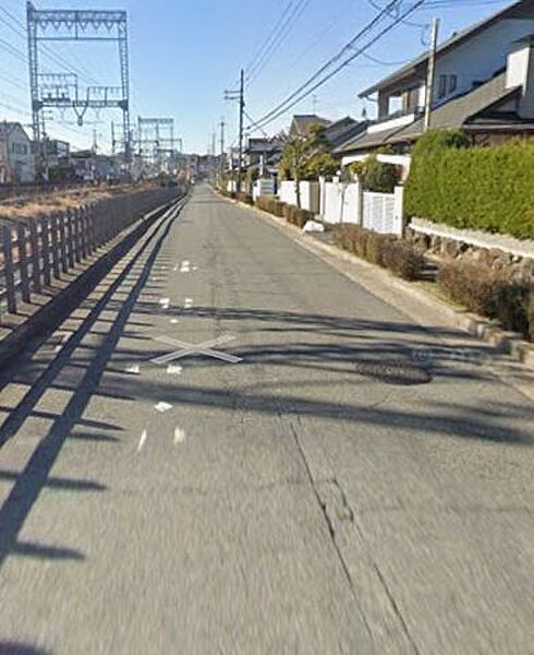 南側は幅員約7.6mのゆったりとした公道に面しています。視界を遮る高い建物がなく、開放感にあふれた閑静な街並みです。