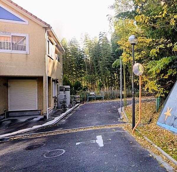●【街並みに調和する落ち着いた佇まい】前面道路・周辺環境整然とした街並みに馴染む落ち着いた住環境。お車でのアプローチもスムーズな前面道路です。