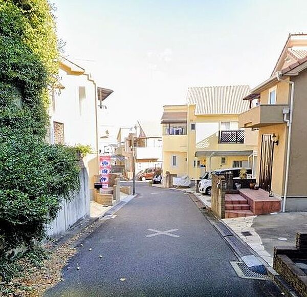 ●【街並みに調和する落ち着いた佇まい】前面道路・周辺環境整然とした街並みに馴染む落ち着いた住環境。お車でのアプローチもスムーズな前面道路です。