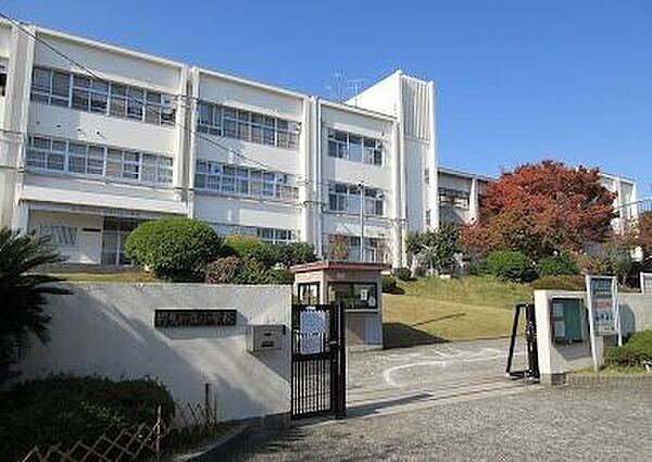 羽曳野市立羽曳が丘小学校 470m