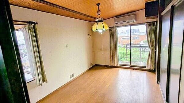 ●【バルコニーへ出られる明るい室内】2階 洋室大きな窓からあたたかな日差しが差し込む洋室。バルコニーに直結しており風通しも良好です。