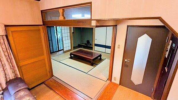 ●【落ち着きと趣のある和の空間】1階 和室（約8帖）床の間を備えた本格的な和室。リビングや廊下からのアクセスも良く、客間やお祝いの席にもぴったりです。