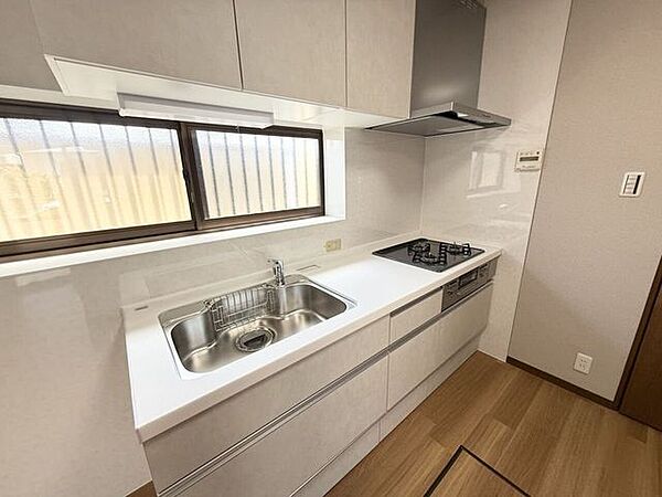 【キッチン】●【明るく清潔感あるシステムキッチン】お料理に集中できる壁付けタイプ。大きな出窓付きで自然光が差し込み、手元を明るく照らします。