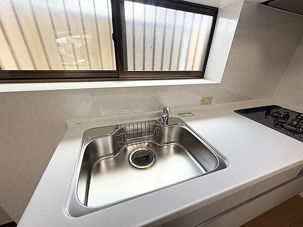 【キッチンシンク】●【広々としたキッチンシンク】大きな鍋やフライパンも洗いやすいワイドなステンレスシンクです。