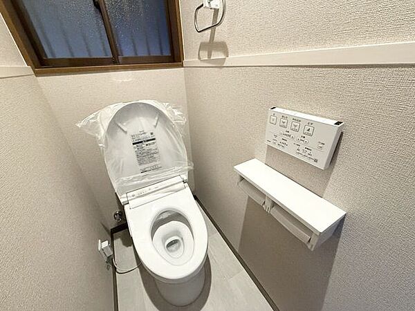 【トイレ】●【清潔感のある温水洗浄便座】トイレットペーパーを2つセットできる棚付きペーパーホルダーやリモコンを完備しています。