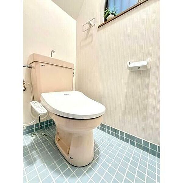 【トイレ】●【清潔感のある温水洗浄便座】小窓から自然光が入る明るいトイレ空間。手洗い付きタンクやタオルフックも備えています。