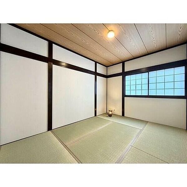 【和室】●【明るく開放感のある和室】障子からやわらかな光が差し込む心地よい空間。客間としてはもちろん、リラックス空間としても便利に使えます。