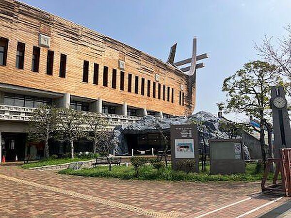 藤井寺市アイセルシュラホール図書コーナー 450m