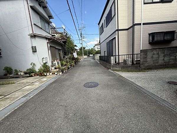 ●【落ち着いた前面道路環境】交通量が少なく安心感のある道路環境。周囲は閑静な住宅街が広がっています。